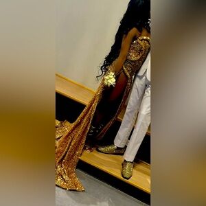 Selling prom dress in the color gold x corset!!
